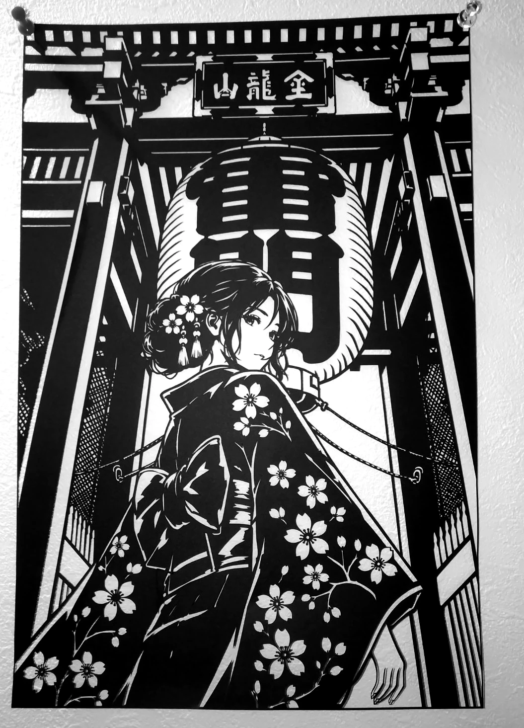 雷門を背景に着物姿の女性を描いたHANZUROの切り絵作品