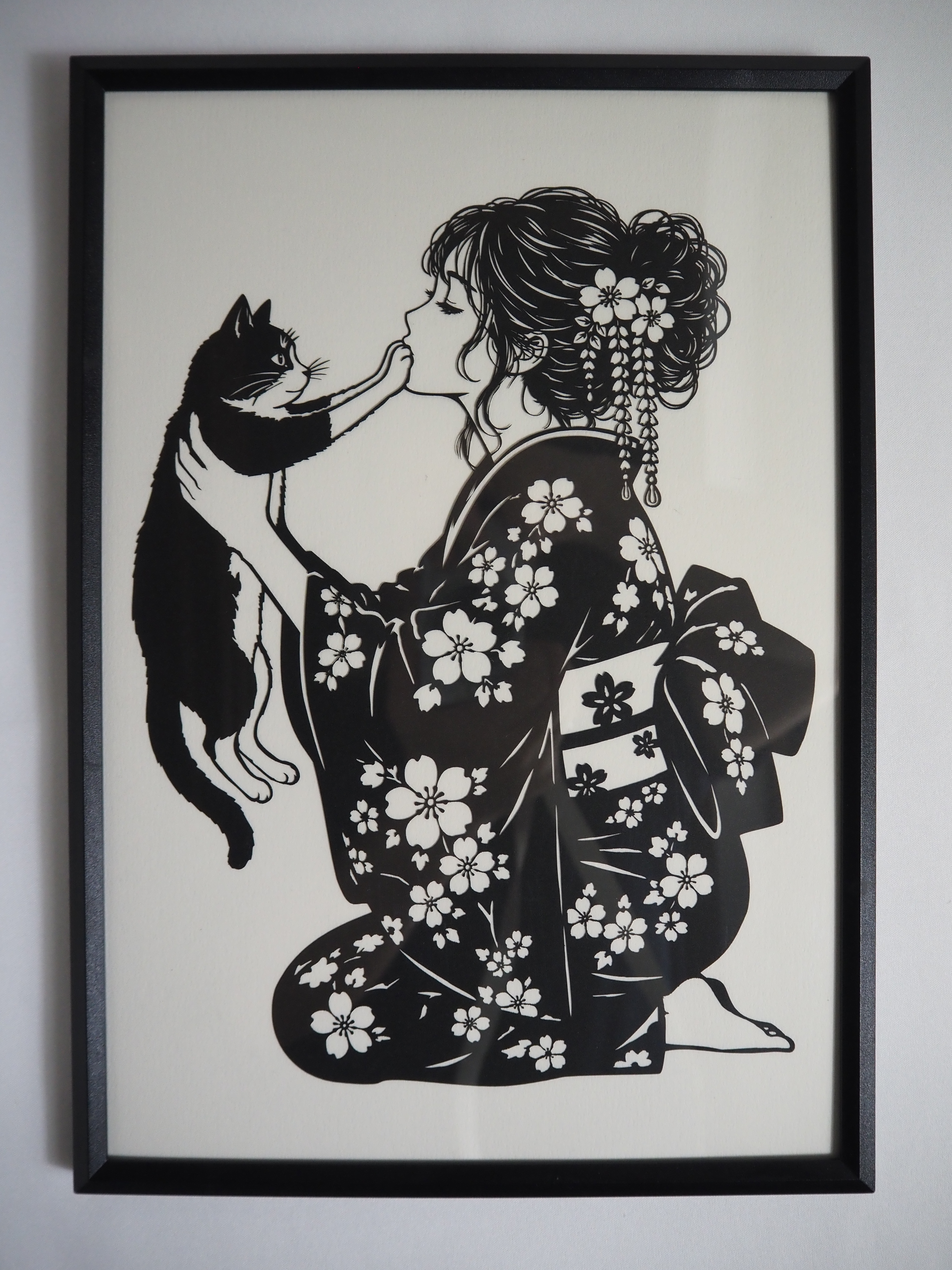 猫が女性の口元に前足を添える切り絵