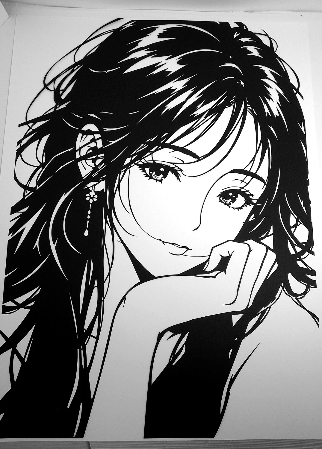 女性の表情を繊細な線で表現した切り絵作品